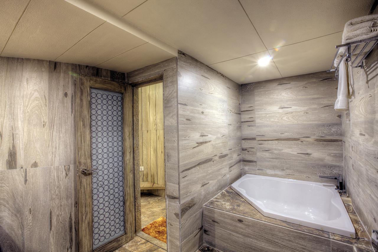Scenaria Hotel Amhedabad Dış mekan fotoğraf